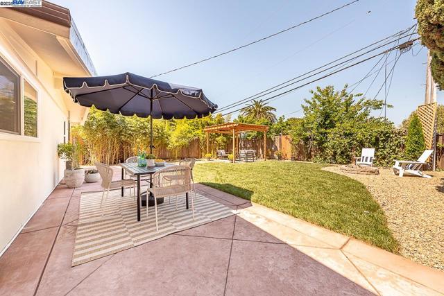 697 Lakewood Dr, Sunnyvale CA: https://media.crmls.org/mediaz/d526c024-4ef9-46d5-9e6f-72ed0aa535ee.jpg
