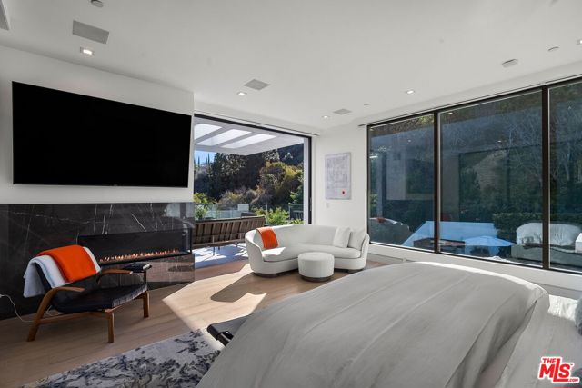 1527 Rising Glen Road, Los Angeles CA: https://media.crmls.org/mediaz/d5270680-5ebe-430b-9883-9014c85fa301.jpg