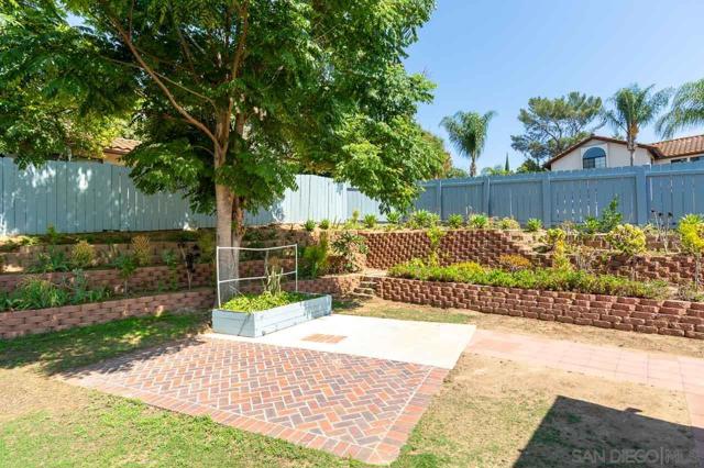 12274 Gay Rio Dr, Lakeside CA: https://media.crmls.org/mediaz/d5276fb3-9d3a-458a-99fe-f0183ba1d072.jpg