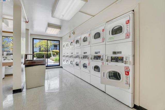 3 Commodore Dr, Emeryville CA: https://media.crmls.org/mediaz/d527ccab-9492-453c-85ed-2868c8326335.jpg
