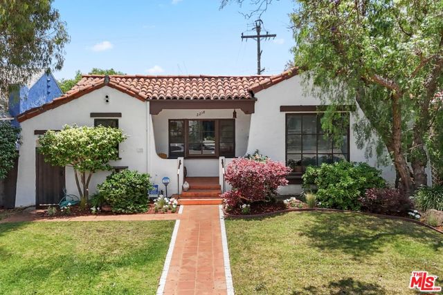 2218 Pearl Street, Santa Monica CA: https://media.crmls.org/mediaz/d5289306-8fc1-403e-8327-611d3f4fba77.jpg