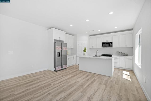 2722 Cowell Rd, Concord CA: https://media.crmls.org/mediaz/d5294fd7-9c85-48b9-8d04-c8df6f4a5246.jpg