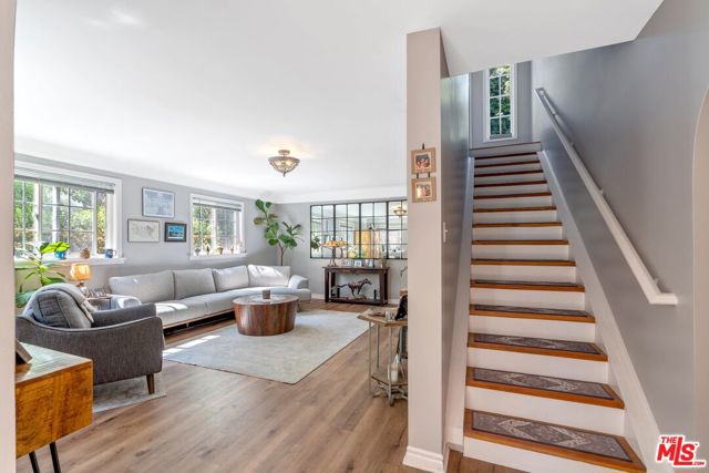 11316 Sunshine Terrace, Studio City CA: https://media.crmls.org/mediaz/d52a0ec6-b984-44e1-be38-b6c4ff2a5e34.jpg