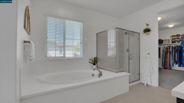 719 Jennifer St, Brentwood CA: https://media.crmls.org/mediaz/d52a279f-9844-4956-8d53-035a67ec5268.jpg