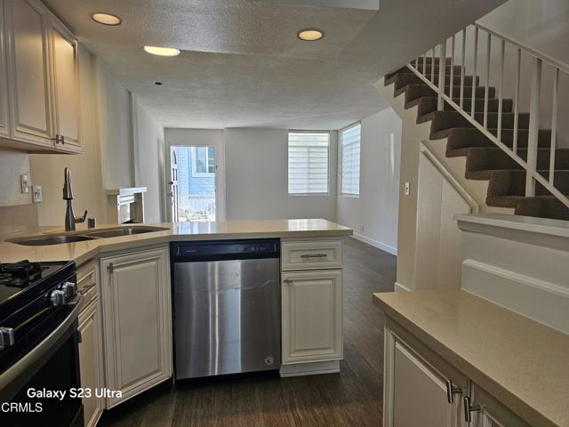 3075 Foothill Boulevard, La Crescenta CA: https://media.crmls.org/mediaz/d52ac55d-77e0-41de-8773-d1d2b19ce82c.jpg