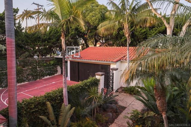1010 Myrtle Way, San Diego CA: https://media.crmls.org/mediaz/d52ad113-87bc-4e78-b3b8-4fb363ca0247.jpg