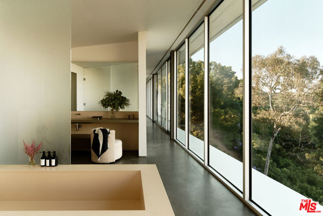 2500 Briarcrest Road, Beverly Hills CA: https://media.crmls.org/mediaz/d52addb8-7c79-4bb2-80ab-25839f4027e5.jpg