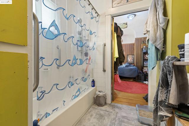 553 34Th St, Oakland CA: https://media.crmls.org/mediaz/d52b090f-3afc-4638-bb4f-da53caca6927.jpg