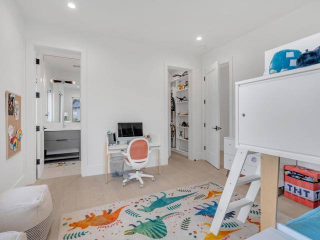 60 Glengarry Way, Hillsborough CA: https://media.crmls.org/mediaz/d52b6897-a2e5-4f23-987f-fc45ee9a4ca1.jpg