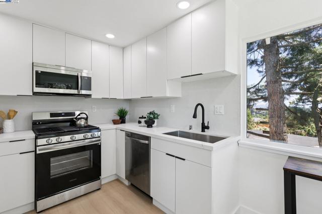 1218 Lattie Ln, Mill Valley CA: https://media.crmls.org/mediaz/d52e8528-bdc4-4dfc-a23d-1242ea1be884.jpg
