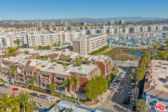 4350 Via Dolce, Marina del Rey CA: https://media.crmls.org/mediaz/d52fd5b3-1641-40fb-aa15-6b85aa869103.jpg