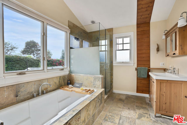 2439 Glyndon Avenue, Venice CA: https://media.crmls.org/mediaz/d530c261-30d4-436b-9a00-cd3ae14dfa2c.jpg