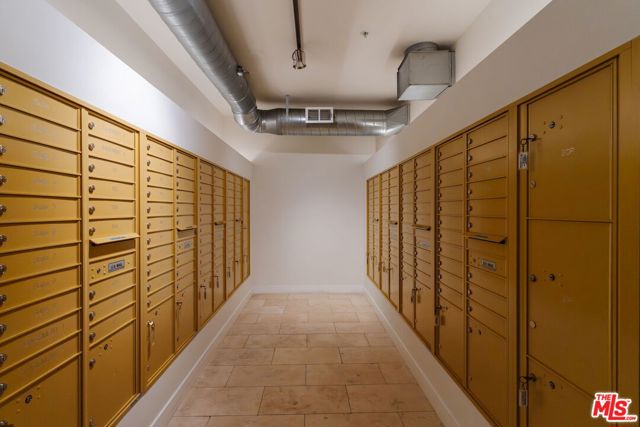 939 S Broadway, Los Angeles CA: https://media.crmls.org/mediaz/d5318d11-3093-4ebf-ac2c-e544e44d8ee4.jpg