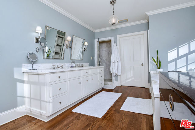 4444 Libbit Avenue, Encino CA: https://media.crmls.org/mediaz/d531c039-21bc-4285-865e-41ab15e739b1.jpg