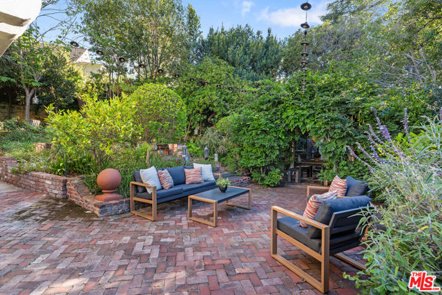 3827 Carnavon Way, Los Angeles CA: https://media.crmls.org/mediaz/d531c13d-0676-4e84-855c-a67fa51242e7.jpg