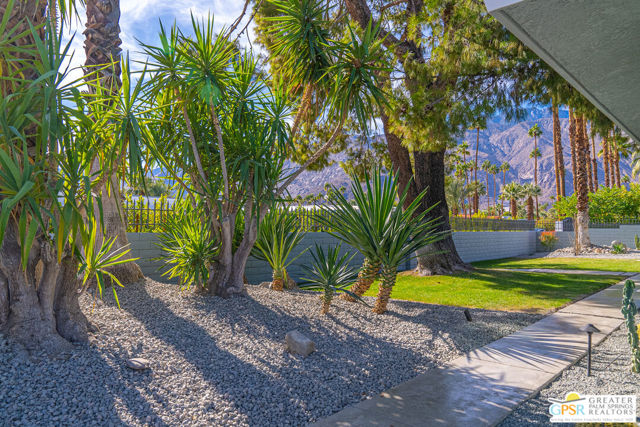 988 E Paseo El Mirador, Palm Springs CA: https://media.crmls.org/mediaz/d532011c-1f3e-4ee9-bf96-599487826fc4.jpg