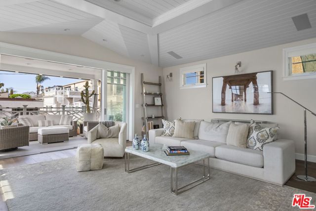 636 12th Street, Manhattan Beach CA: https://media.crmls.org/mediaz/d5321a5e-5855-4fa9-ae22-c76c4aaa7ae8.jpg