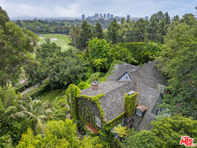616 Perugia Way, Los Angeles CA: https://media.crmls.org/mediaz/d5322de4-eada-43ea-a349-d855b654cf41.jpg
