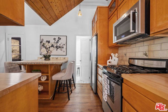 10545 Selkirk Lane, Los Angeles CA: https://media.crmls.org/mediaz/d5342ec9-dbc2-47f3-83ae-3375e358fe86.jpg