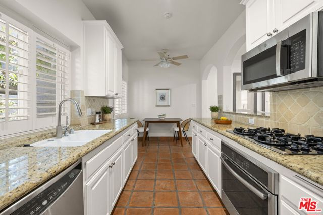 640 N Sweetzer Avenue, Los Angeles CA: https://media.crmls.org/mediaz/d534b65b-a663-4eb1-8f32-2779bd44adb0.jpg