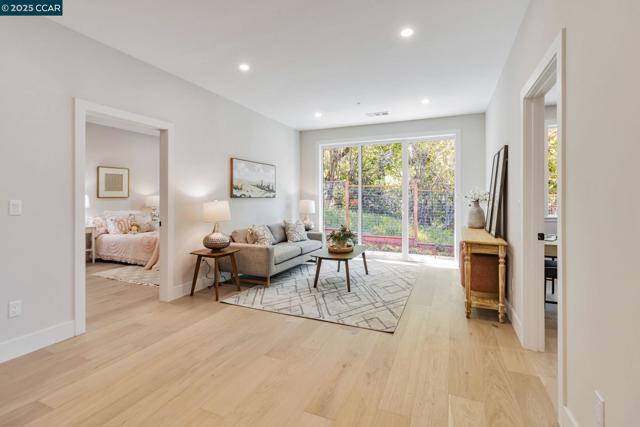 945 Yorkshire Ct, Lafayette CA: https://media.crmls.org/mediaz/d5359fe9-4647-4a21-a372-ea6bdf9e749b.jpg
