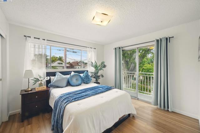 1556 Lincoln Ave, Alameda CA: https://media.crmls.org/mediaz/d53618bc-0ae4-49d0-bb9c-14f33139e757.jpg