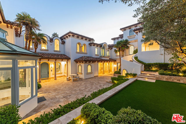 31272 Broad Beach Road, Malibu CA: https://media.crmls.org/mediaz/d5363985-d21b-40ec-ba04-9814d1e0a0e4.jpg