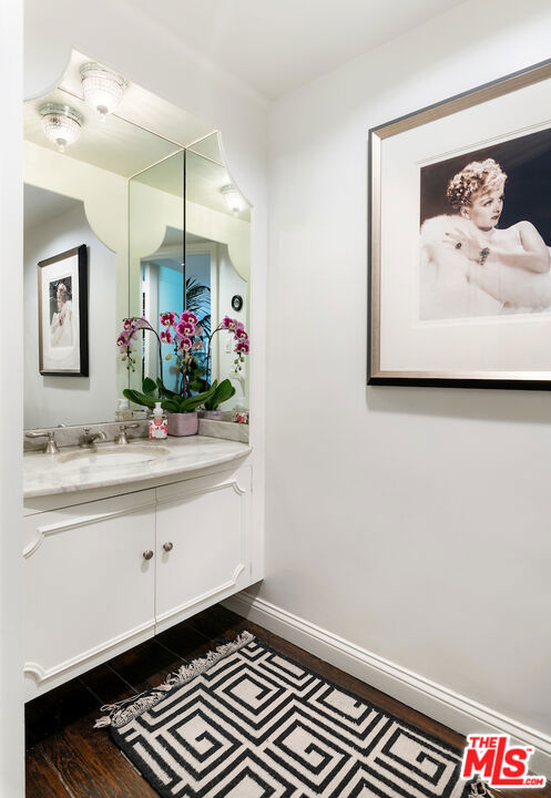 601 Woodruff Avenue, Los Angeles CA: https://media.crmls.org/mediaz/d536798c-5c69-4451-98fb-529d4b8ede1f.jpg