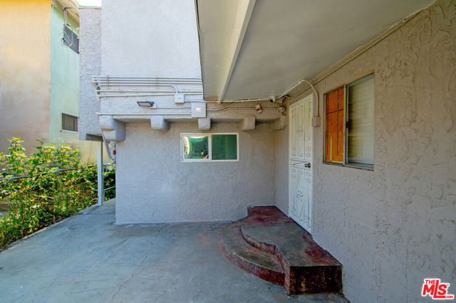 930 Fraser Avenue, Los Angeles CA: https://media.crmls.org/mediaz/d538234c-a3fd-4f47-b1cc-b7b333c72d30.jpg
