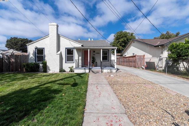 10906 Reposo Dr, Oakland CA: https://media.crmls.org/mediaz/d5398678-b942-45d9-a205-e46c53300970.jpg