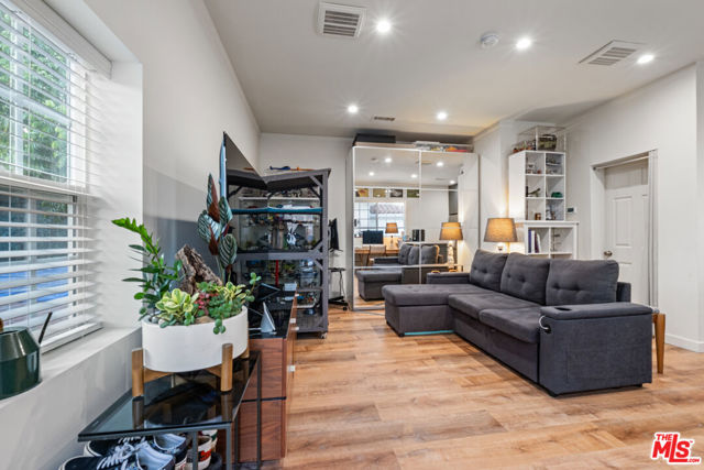 6801 Iris Circle, Los Angeles CA: https://media.crmls.org/mediaz/d53a0b67-ae3c-4b51-a848-016e081f9854.jpg