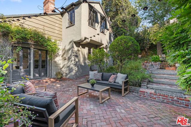 3827 Carnavon Way, Los Angeles CA: https://media.crmls.org/mediaz/d53a40a1-666d-46ed-bc3c-4053bb937011.jpg