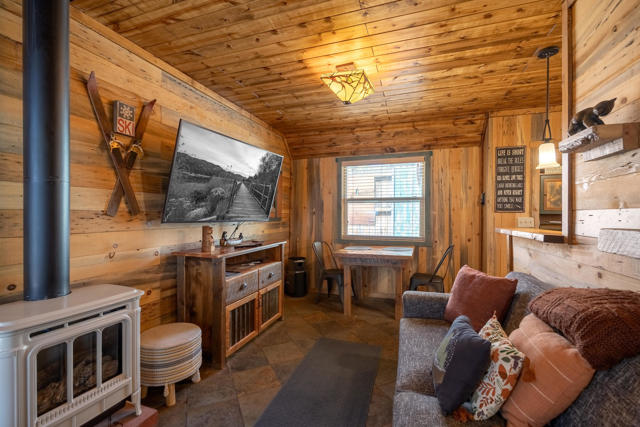 40114 Esterly Lane, Big Bear CA: https://media.crmls.org/mediaz/d53ae317-e3d8-4ba3-885e-414db3a8b813.jpg