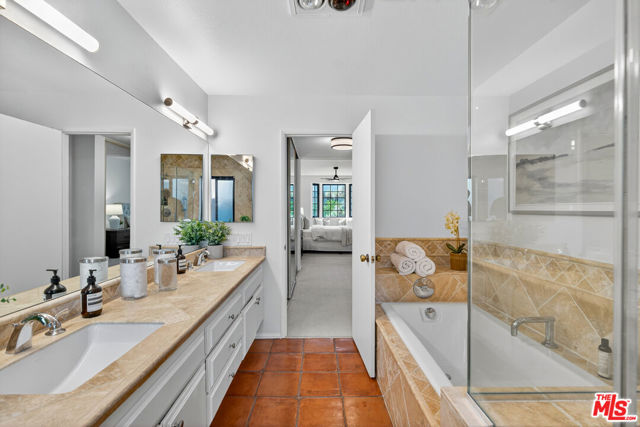 311 Bora Bora Way, Marina del Rey CA: https://media.crmls.org/mediaz/d53b01b7-4a7d-436b-88df-d1cc124440d6.jpg