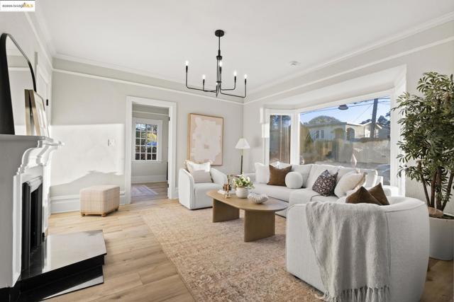 2050 E 30Th St, Oakland CA: https://media.crmls.org/mediaz/d53b13ad-a07f-4e23-8329-0266adc168a7.jpg