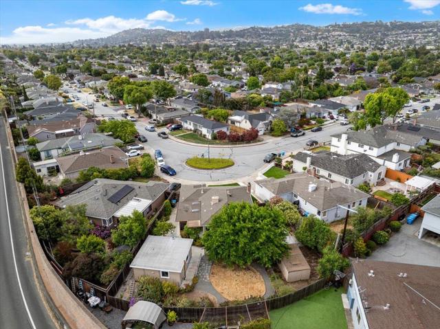 701 Poinsettia Avenue, San Mateo CA: https://media.crmls.org/mediaz/d53b48f5-f2c2-4ff5-acfd-6ac0391d470b.jpg
