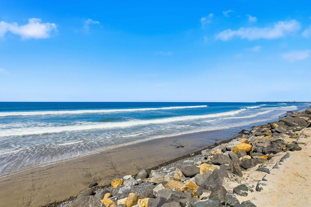 https://media.crmls.org/mediaz/d53e2618-50e2-460f-8d07-a39582b6d370.jpg?preset=X-Large