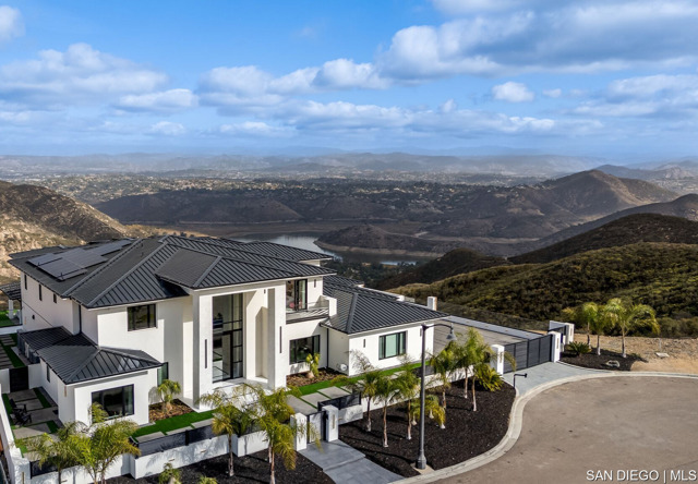 18386 Avenida Apice, Rancho Santa Fe CA: https://media.crmls.org/mediaz/d53e54bf-4fed-47ef-808d-5c1c0b6d66e9.jpg