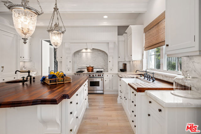 28870 Hampton Place, Malibu CA: https://media.crmls.org/mediaz/d53f7fdb-1fda-441a-b062-06491011bb84.jpg