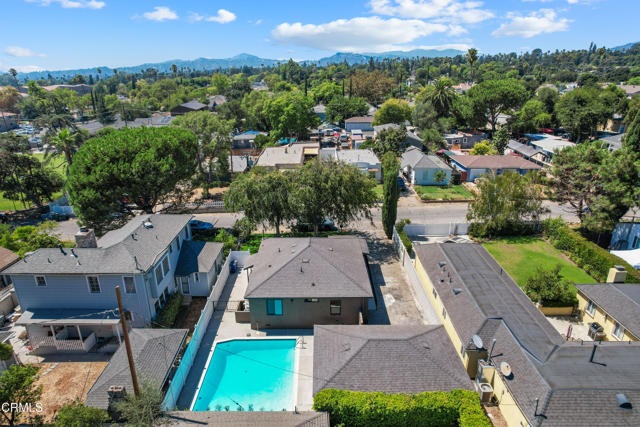 1710 N Oxford Avenue, Pasadena CA: https://media.crmls.org/mediaz/d5405a16-7bb8-4a67-8da7-d81bb0e47dc8.jpg