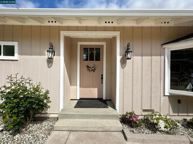 2200 Tice Valley Blvd, Walnut Creek CA: https://media.crmls.org/mediaz/d54091ae-4d1e-4fba-82df-9e0c86b343f4.jpg