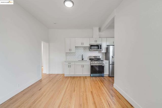 1238 12Th St, Oakland CA: https://media.crmls.org/mediaz/d5410a28-7bf7-4928-a76c-e579c89c8cd1.jpg