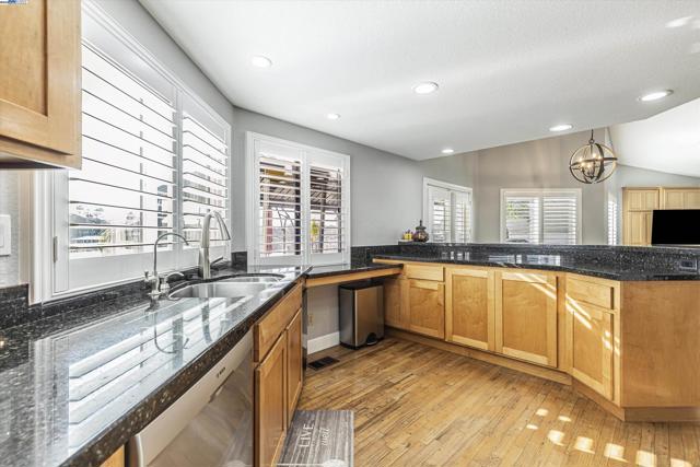 2256 Cove Ct, Discovery Bay CA: https://media.crmls.org/mediaz/d541bec6-1364-4d89-b611-465f59ed00ca.jpg