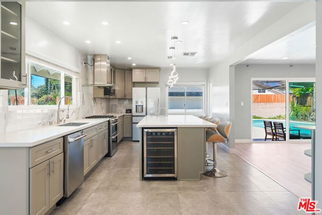 8901 Rubio Avenue, North Hills CA: https://media.crmls.org/mediaz/d541ed3d-8276-4740-afec-46a17f33e639.jpg