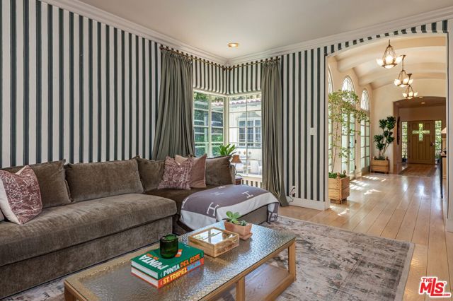 1136 N Doheny Drive, Los Angeles CA: https://media.crmls.org/mediaz/d542547f-d587-47c4-bf2b-43e2c68cade2.jpg