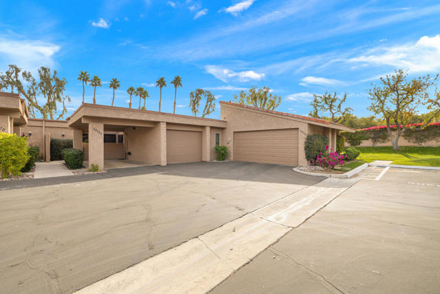 48980 Wildwood Lane, Palm Desert CA: https://media.crmls.org/mediaz/d54274ac-3542-4bcc-ab95-36e32b5d6e46.jpg