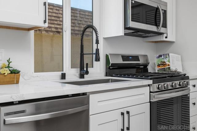 268 Festival Dr, Oceanside CA: https://media.crmls.org/mediaz/d54356ac-dc6a-4d37-b3b8-c1eecd32d8db.jpg