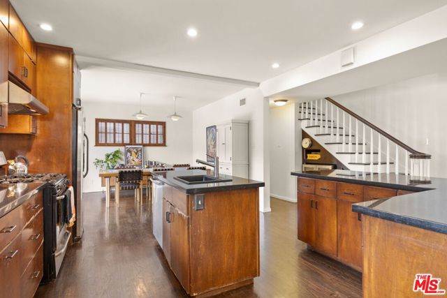 11121 Franklin Avenue, Culver City CA: https://media.crmls.org/mediaz/d543d9a2-c67b-4041-b8b2-7b0ad9d31997.jpg