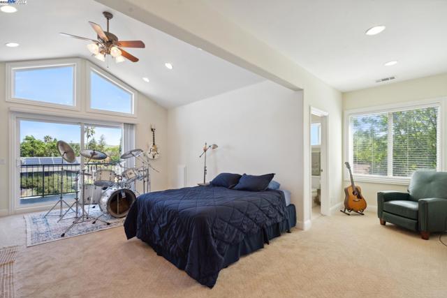 367 Mt Washington Way, Clayton CA: https://media.crmls.org/mediaz/d5448e3e-85e4-4f27-8fab-ce54914abe9f.jpg