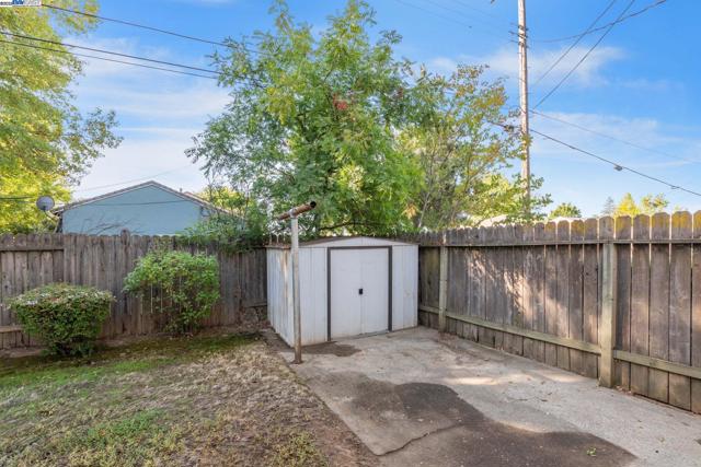 3719 60Th St, Sacramento CA: https://media.crmls.org/mediaz/d5452e52-a4d0-47d6-ac16-53e98569779f.jpg